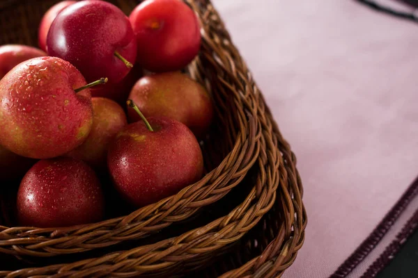 Prunes Rouges Fraîches Dans Panier Sur Une Table Noire — Photo