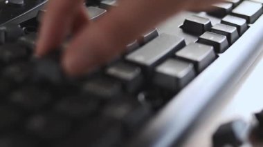 Elinde anahtar olmayan siyah bir klavyeye siyah bir tuş yerleştirmek. 