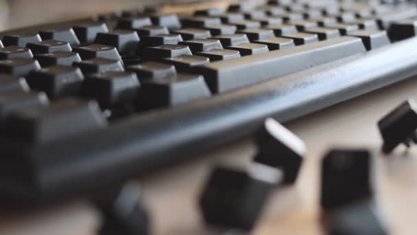 Schwarze Tastatur Ohne Tasten Und Einige Schwarze Tasten Auf Einem — Stockvideo