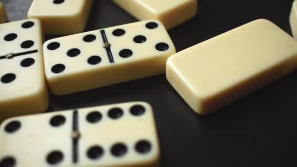 Einige Weiße Dominosteine Mit Schwarzen Punkten Auf Einem Schwarzen Holztisch — Stockvideo
