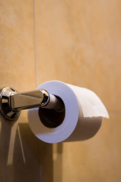 Zbliżenie Białego Papieru Toaletowego Pomarańczowym Tłem Łazience — Zdjęcie stockowe