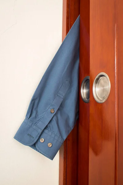 Camisa Azul Que Estaba Fuera Armario Con Una Puerta Madera — Foto de Stock