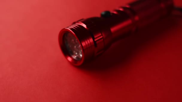 Rote Helle Taschenlampe Auf Einer Roten Oberfläche Die Von Einer — Stockvideo