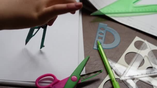 Hand Kreist Mit Zirkel Auf Weißem Blatt Papier Lineal Grünem — Stockvideo