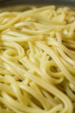 Çerçeveyi dolduran sarı, lezzetli bir spagettiyi kapat. 