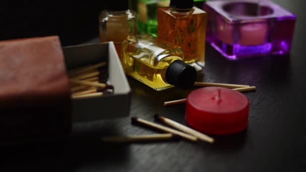 Ruka Zapaluje Svíčku Dřevěnými Zápalkami Nějaké Láhve Aromatickým Olejem Černém — Stock video