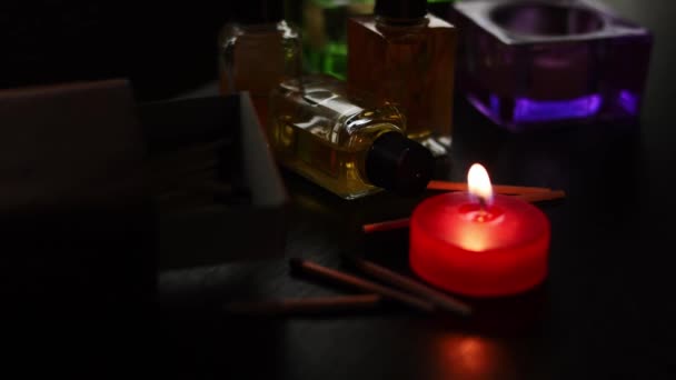 Svíčka Byla Sfouknuta Některé Ochucovací Olejové Láhve Černém Dřevěném Stole — Stock video