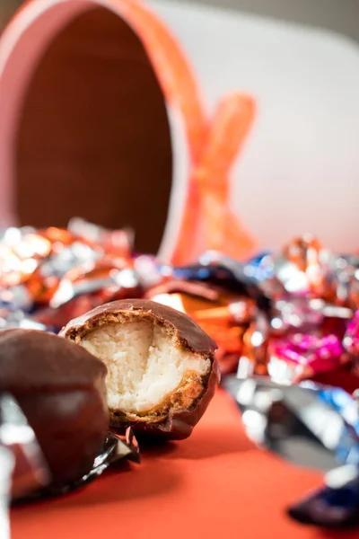 Alguns Chocolates Alguns Diferentes Invólucros Coloridos Superfície Laranja — Fotografia de Stock