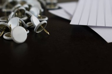 Ofis işleri, siyah ahşap bir masa üzerindeki kağıt ve diğer beyaz kağıtlar gibi. 