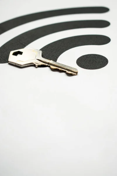 白色背景上的金属钥匙 带有一个带有复制空间的大黑色威菲符号 — 图库照片