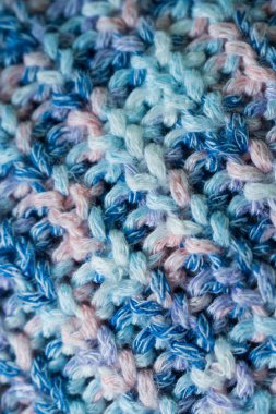 Bir süveterin mavi ve pembe yün dokusunu kapat 