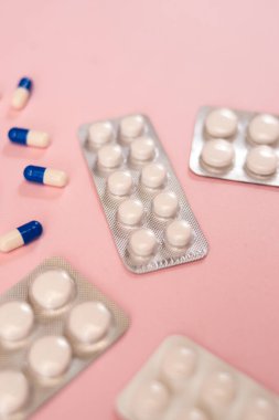 Farklı haplar ve pembe arka planda fotokopi alanı olan haplar. 