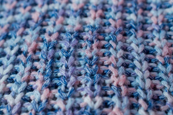 Bir süveterin mavi ve pembe yün dokusunu kapat 