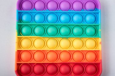 Beyaz masadaki renkli çocukların oyuncaklarına yakın durun. 