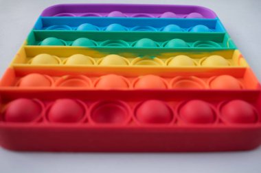 Beyaz masadaki renkli çocukların oyuncaklarına yakın durun. 