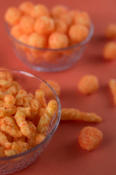 Snacks Queso Naranja Macetas Vidrio Sobre Una Superficie Naranja —  Fotos de Stock