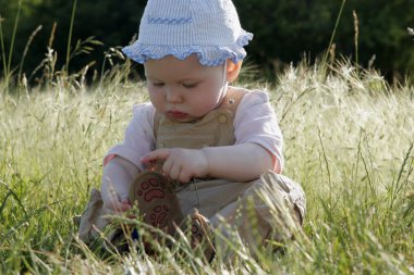 Güneşli çayır üzerinde küçük kız