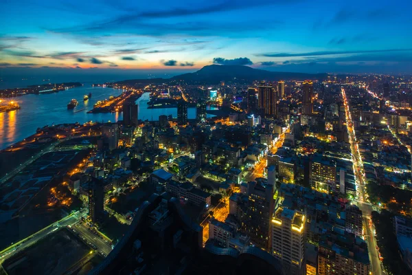 Staden på twilight - Kaohsiung, Taiwan — Stockfoto