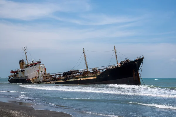 Затонувшая лодка на пляже Лицензионные Стоковые Изображения