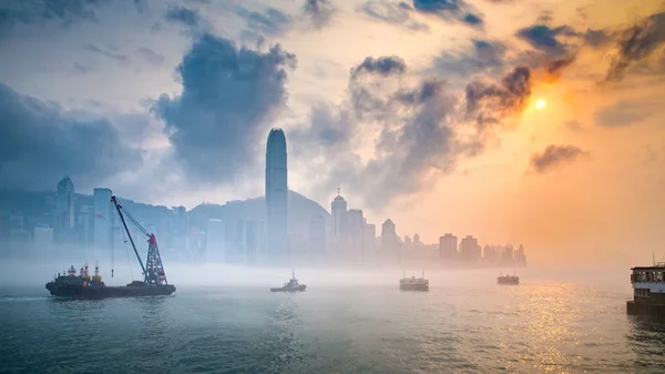 Misty Harbor - Victoria Harbour av Hong Kong Royaltyfria Stockfoton