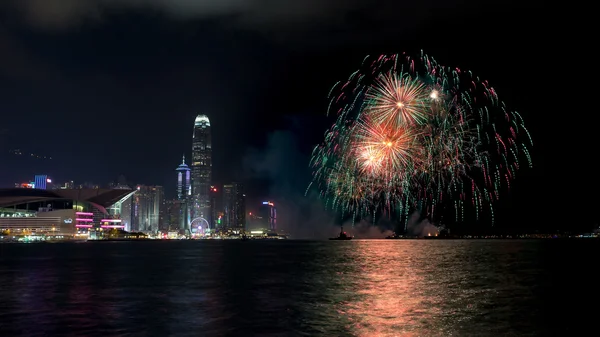 Feuerwerk im Viktoria-Hafen von Hongkong — Stockfoto