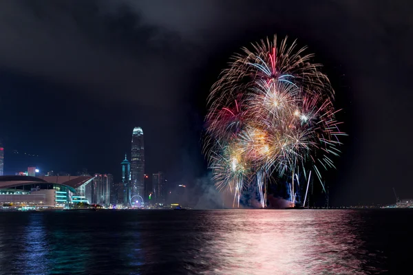 Fyrverkerier på Victoria harbor i Hong Kong Stockbild