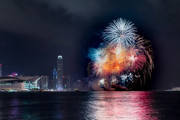 Фейерверки в гавани Виктории в Гонконге Стоковое Изображение