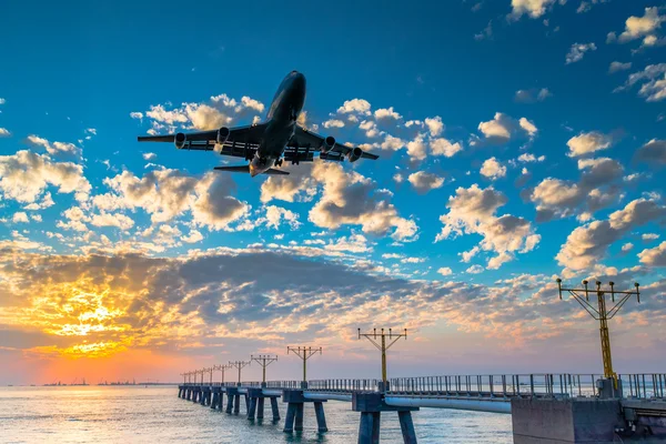 日没時の飛行機着陸 — ストック写真