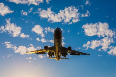 Gün batımında uçak inecek.