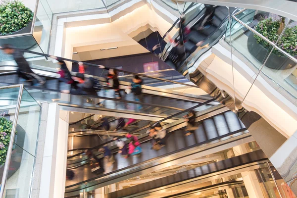 Beweging wazig mensen in roltrap van de Shopping Mall — Stockfoto