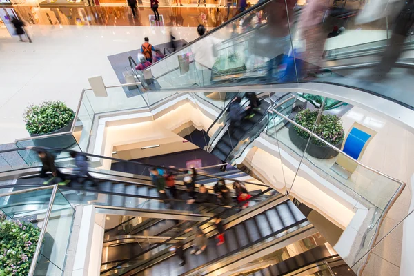 Beweging wazig mensen in roltrap van de Shopping Mall — Stockfoto