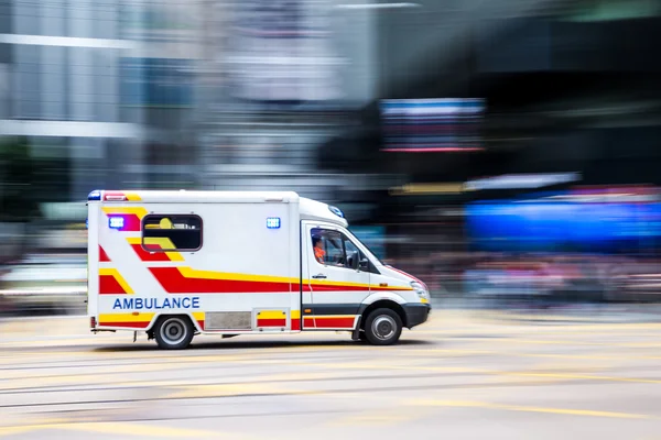 Ambulância com movimento desfocado — Fotografia de Stock