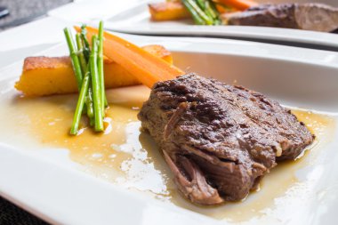 Lezzetli güveç Dana bir plaka üzerinde