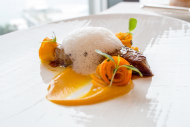 Lezzetli Pan katılaşmış ördek kaz ciğeri bir plaka üzerinde