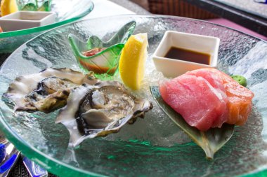 Bir plaka üzerinde lezzetli sashimi