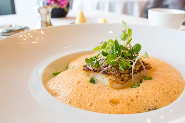 Delicioso assado Sea Bass & molho de lagosta em um prato — Fotografia de Stock