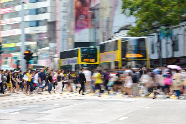 Voetgangers in de zakelijke wijk van Hong Kong — Stockfoto
