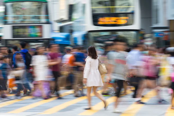 Fußgänger im Geschäftsviertel von Hongkong — Stockfoto