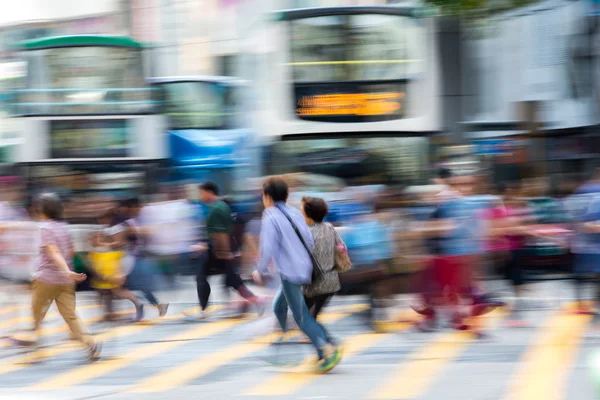 Пішоходів у бізнес району Hong Kong — стокове фото