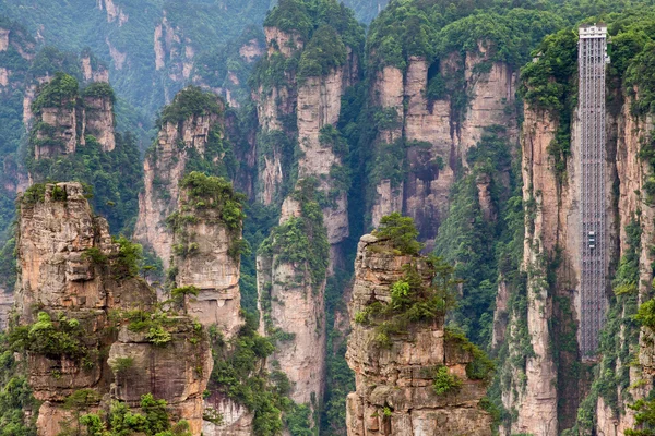 山の張り家界国立公園、中国で展望エレベーター ロイヤリティフリーのストック画像