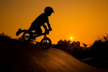Dublör Bmx çocuk Rider - ayarlanmış renk tonu silüeti