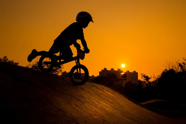 Silhueta de Dublê Bmx Child Rider tom de cor sintonizado — Fotografia de Stock