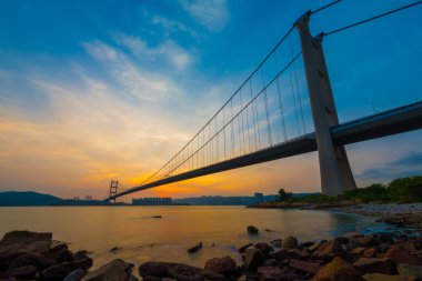 Tsing Ma Bridge of Hong Kong alacakaranlıkta