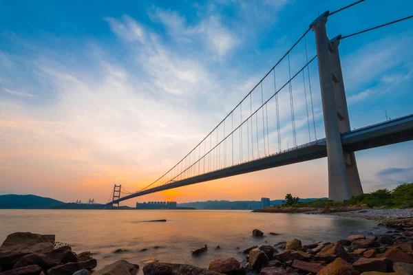 Tsing Ma Bridge of Hong Kong gün batımında
