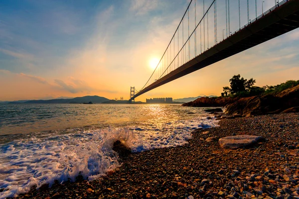 Tsing Ma Bridge of Hong Kong gün batımında