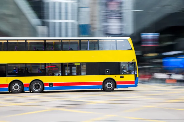 Podróż autobusem z niewyraźne ruchu w centrum of Hong Kong — Zdjęcie stockowe