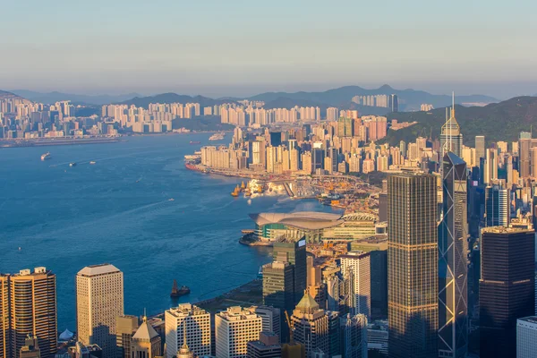 ビジネスと Hong Kong のビクトリア ・ ハーバーで住宅高層ビル ストック写真