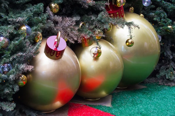 Fondo de Navidad con bolas de Navidad de oro — Foto de Stock