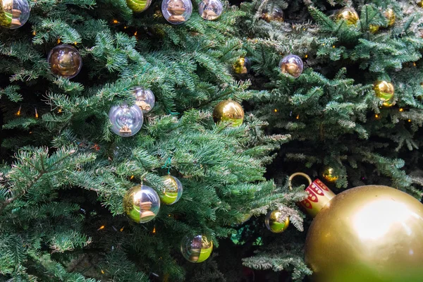 Fondo de Navidad con bolas de Navidad de oro — Foto de Stock