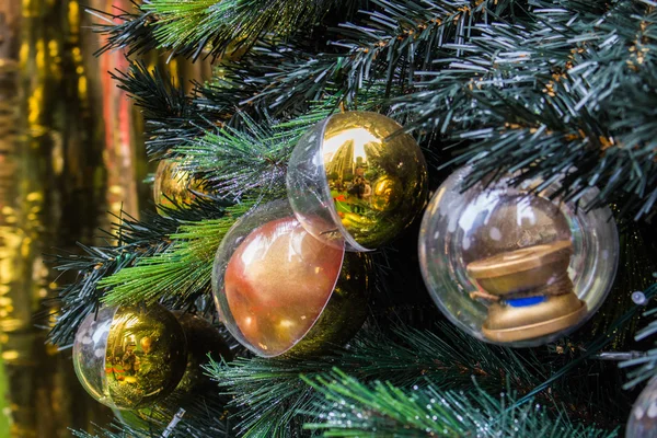 Fondo de Navidad con bolas de Navidad de oro — Foto de Stock